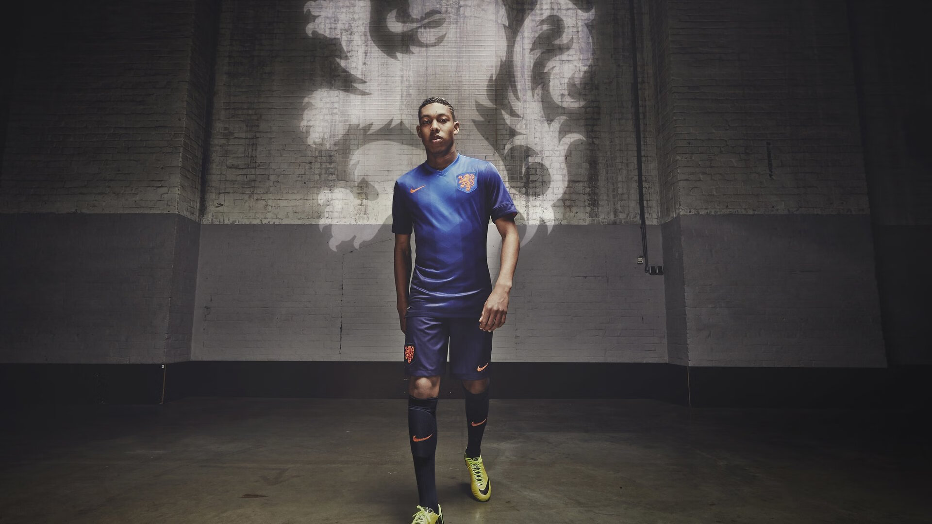 李轩豪在“湾区杯”围棋大棋士赛中战胜卫冕冠军杨楷文，围棋选手李轩豪