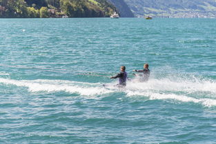 爱游戏体育-“快艇冲浪：东三叉湖赛场极速角逐，掀起水上运动的新浪潮”